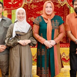 Mualem didampingi Kak Na foto bersama Kapolda Marzuki dan istri
