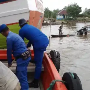 Proses evakuasi perahu nelayan di muara Krueng Cangkoi