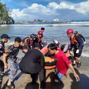 SAR evakuasi korban tenggelam di Pantai Riting