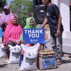 Warga Data Gaseu menerima bantuan sembako yang diserahkan GER