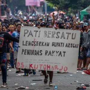 Warga Pati saat berunjuk rasa di depan kantor Bupati Pati
