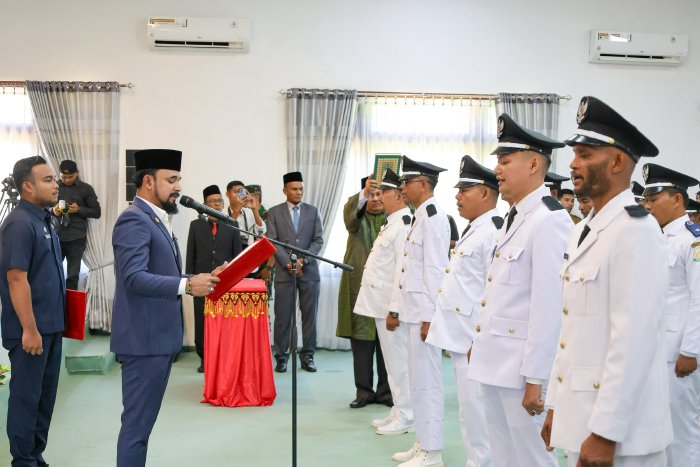 Bupati Al Farlaky melantik para keuchik