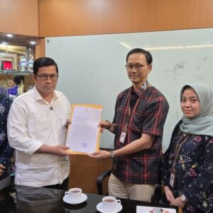 Bupati Haili Yoga menyerahkan rekomendasi kepada Kementerian PANRB