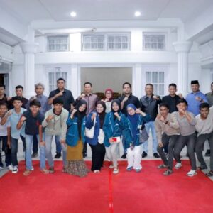 Bupati Tarmizi bersama mahasiswa di Pendopo