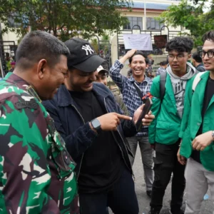 Danrem Ali Imran bercanda bersama mahasiswa yang berunjuk rasa di DPRK Lhokseumawe