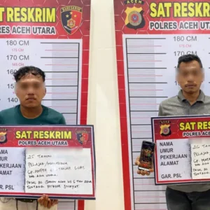 Dua pemuda yang ditangkap saat bermain judi online