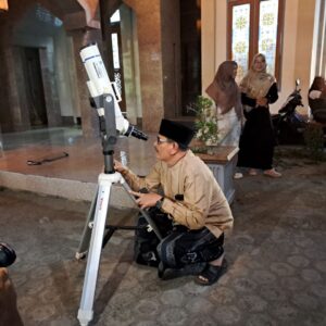 Ka TU Kemenag Aceh lihat gerhana bulan melalui teleskop astronomi