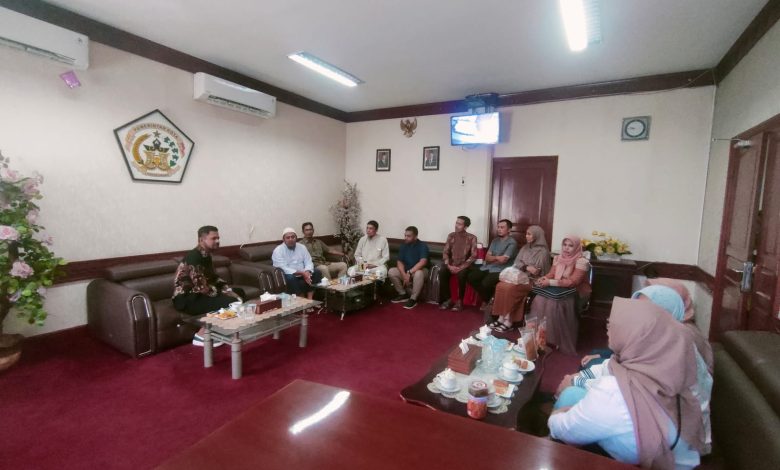 Ketua DPRK Lhokseumawe Faisal H Isa menerima pengurus APUI Lhokseumawe di ruang kerjanya