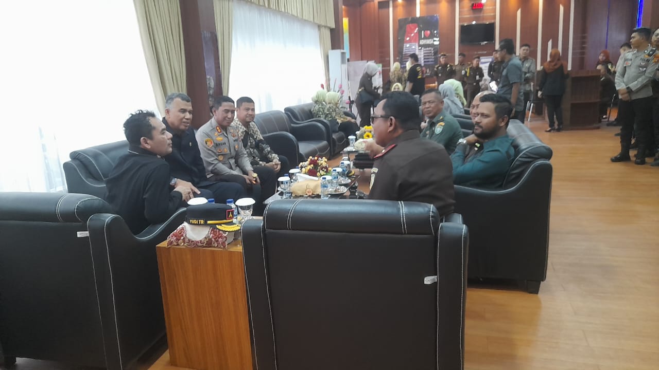 Ketua DPRK Lhokseumawe bersama Kajati Aceh dan pejabat lainnya