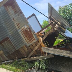 Kondisi kios terbalik akibat angin kencang