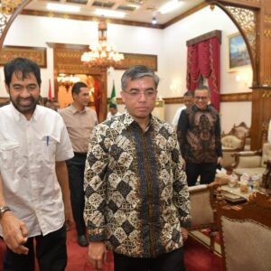 Mualem menjamu Menaker Yassierli di Pendopo
