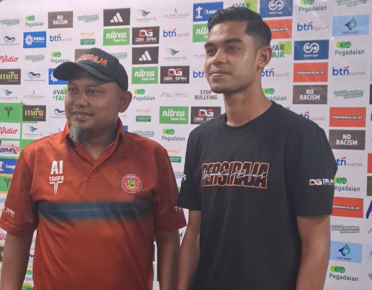 Pelatih Persiraja Akhyar Ilyas dan kapten Miftahul Hamdi