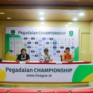 Pelatih Persiraja Akhyar Ilyas dan pemain Fava Sheva