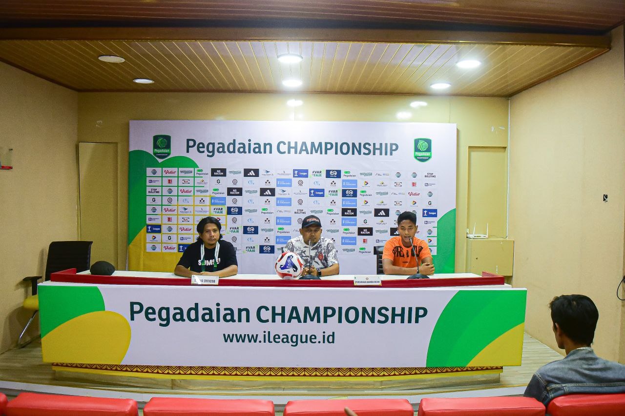 Pelatih Persiraja Akhyar Ilyas dan pemain Fava Sheva