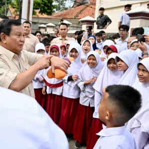 Presiden Prabowo bersama anak anak SD