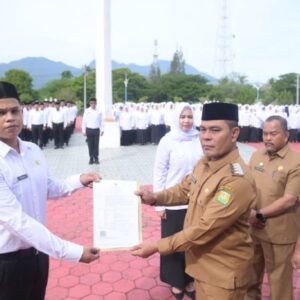 Syech Muharram menyerahkan SK PPPK