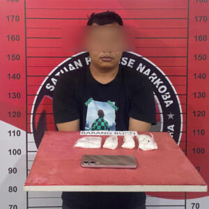 Tersangka IN dengan barang bukti empat bungkus sabu sabu