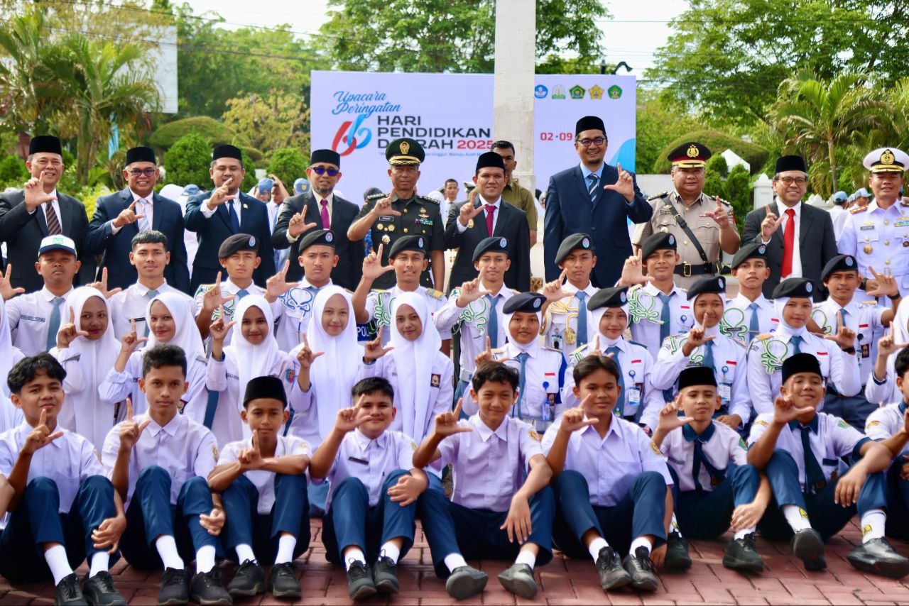Wagub dan pelajar usai upacara Hardikda 2025