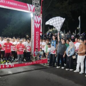 Wali Kota Zulkifli melepas peserta Sabang Night Run di arena Sabang Fair