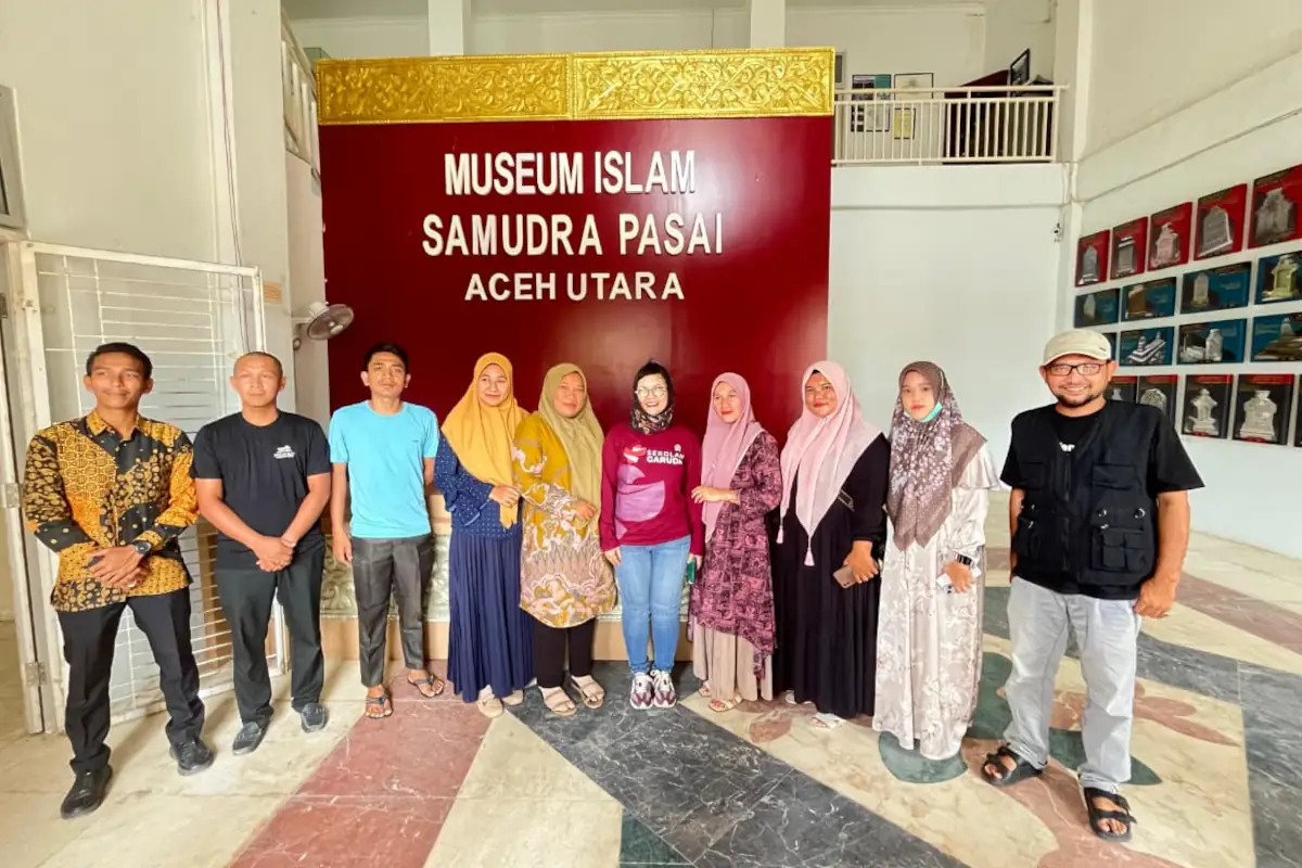 Wamen Stella bersama pengurus Museum Islam Samudra Pasai