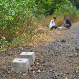 Fondasi bekas tiang rambu chevron yang dicuri