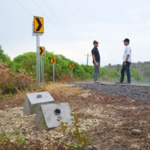 Fondasi tiang rambu yang dipotong