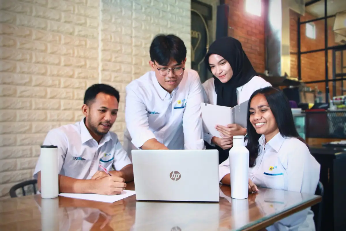 Ilustrasi pekerja PLN