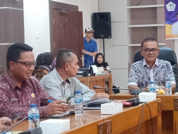 Kepala DPMPPKB Aceh Utara pimpin rapat