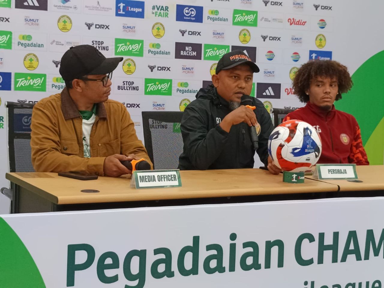 Pelatih Kepala Persiraja Akhyar Ilyas konpres