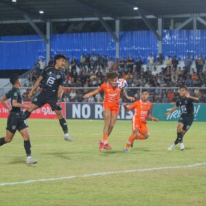 Pemain Persiraja berebut bola dengan pemain FC Bekasi City