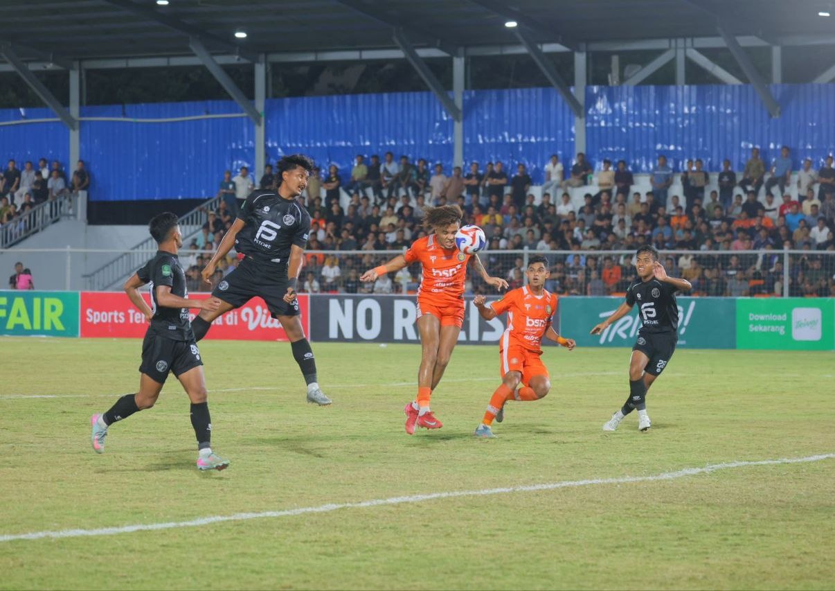 Pemain Persiraja berebut bola dengan pemain FC Bekasi City