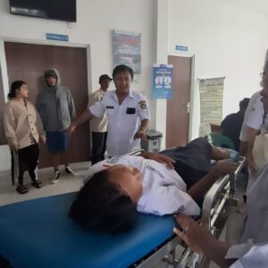 Petugas medis mengevakuasi siswa SMPN 1 Laguboti Toba yang menjadi korban keracunan MBG