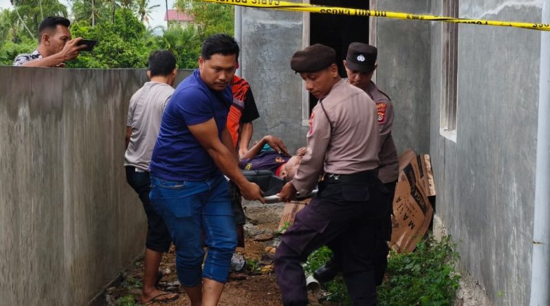 Polisi mengevakuasi jenazah SM