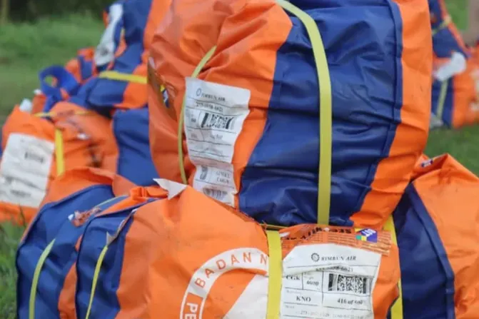 BNPB drop bantuan di Tamiang3 BNPB drop bantuan di Tamiang3