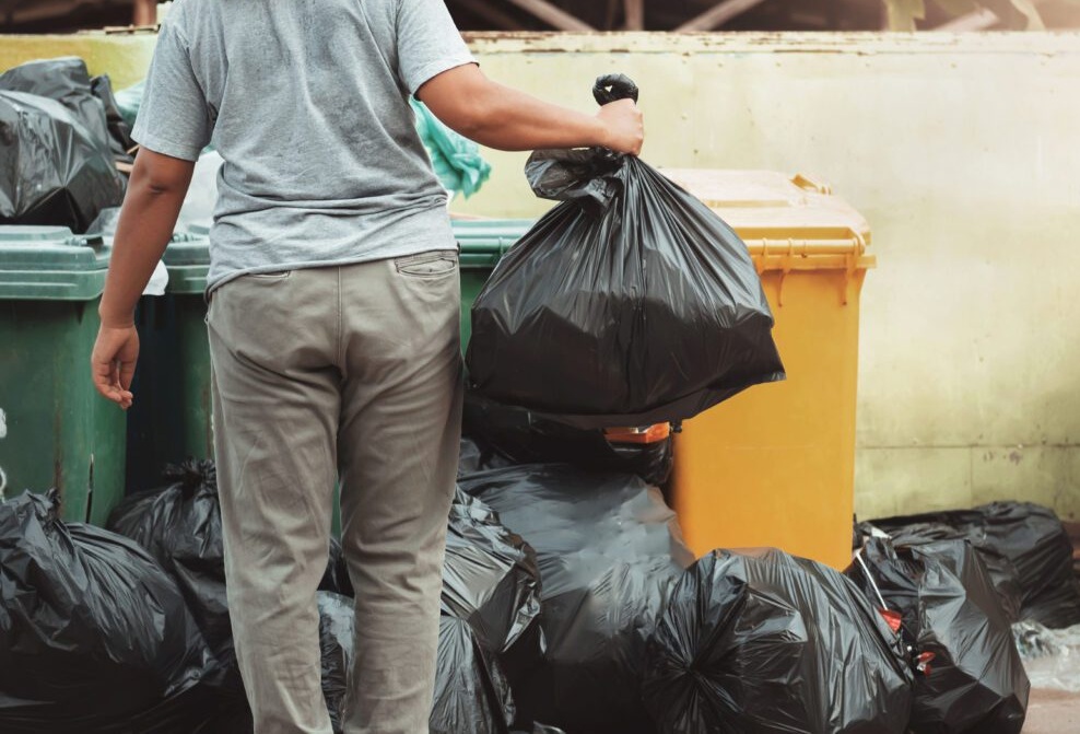 Ilustrasi buang sampah