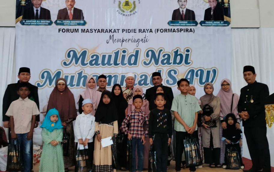 Ketum Formaspira foto bersama anak yatim