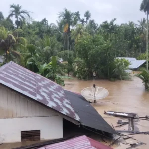 Kondisi rumah warga di Gampong Blang Reuling tenggelam saat banjir. Foto direkam pada 26 November 2025 pukul 07.43 waktu Aceh