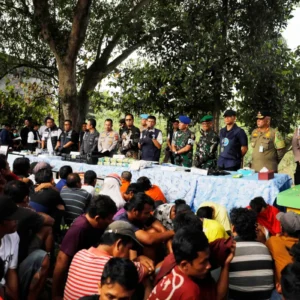 Konferensi Pers di Kampung Lalang