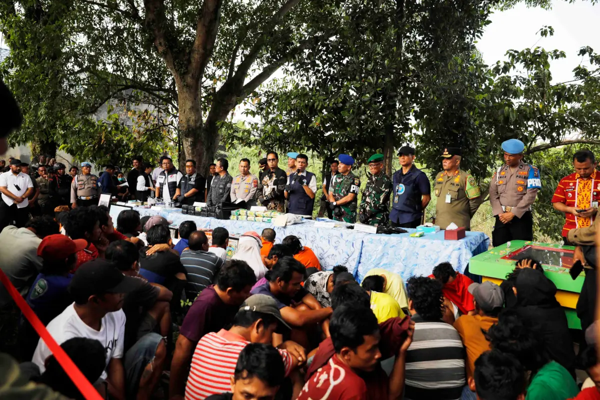 Konferensi Pers di Kampung Lalang