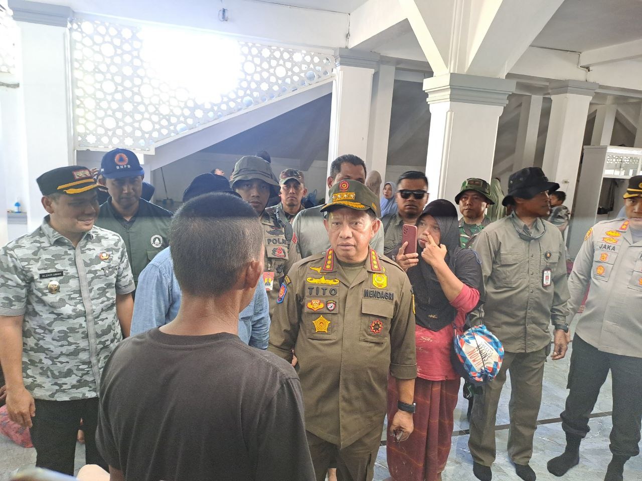 Mendagri Tito tinjau pengungsian korban Pidie