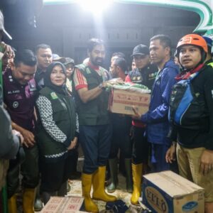 Mualem serah bantuan kepada warga banjir di Pidie