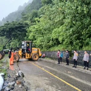 Pembersihan material longsor di kawasan Gunung Batu Hitam