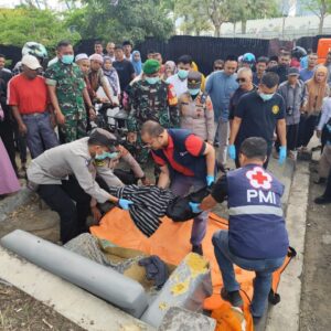Polisi evakuasi mayat di Halte depan MRB