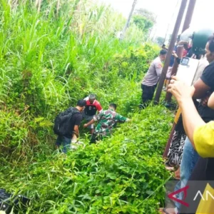 Polisi mengecakuasi jasad Ramadan