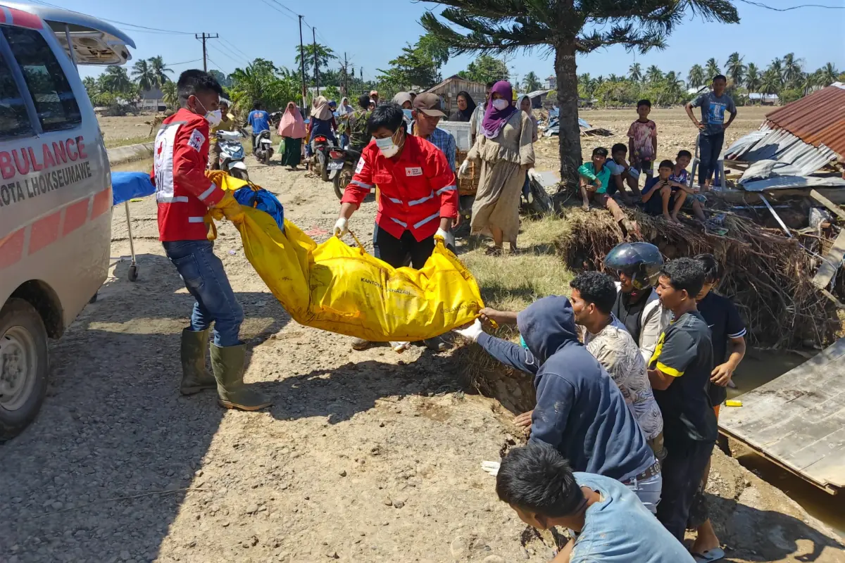 Proses evakuasi jenazah korban banjir