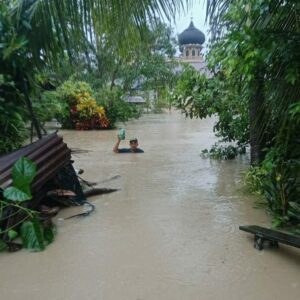 Warga Lhoksukon arungi banjir
