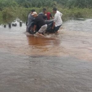 Warga angkat motor di tengah banjir
