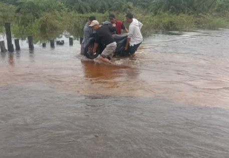 Warga angkat motor di tengah banjir