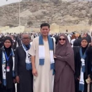 Bupati Mirwan umrah di tengah banjir