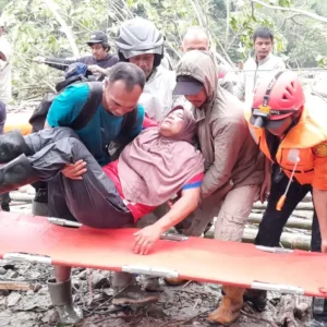 Evakuasi korban banjir dan longsor di Bener Meriah